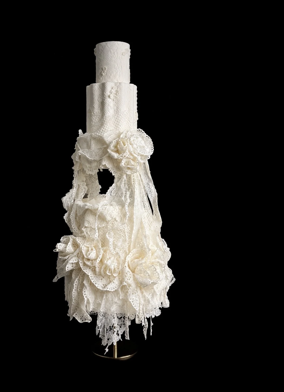 Sculptural ivory edible lace cake by Linda Paradis